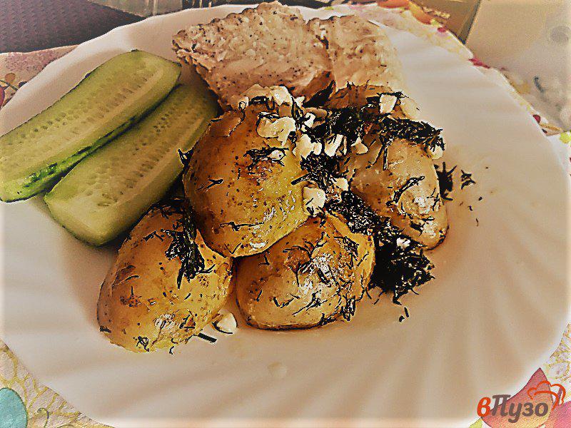 Фото приготовление рецепта: Молодой картофель с чесноком шаг №8