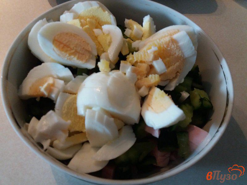 Фото приготовление рецепта: Салат с  консервированным горошком и малосольными огурцами шаг №5