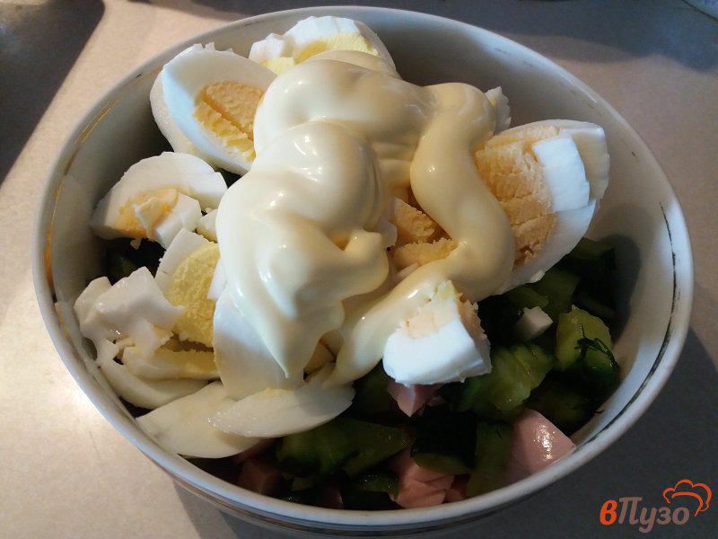 Фото приготовление рецепта: Салат с  консервированным горошком и малосольными огурцами шаг №6