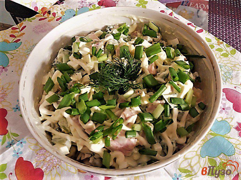 Фото приготовление рецепта: Салат с  консервированным горошком и малосольными огурцами шаг №8