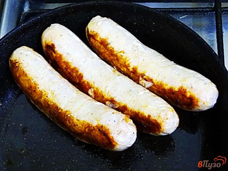 Фото приготовление рецепта: Куриные колбаски жареные с соусом шаг №2