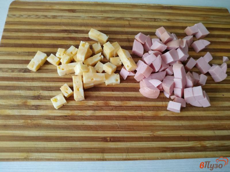 Фото приготовление рецепта: Паровой омлет с колбасой и сыром шаг №3