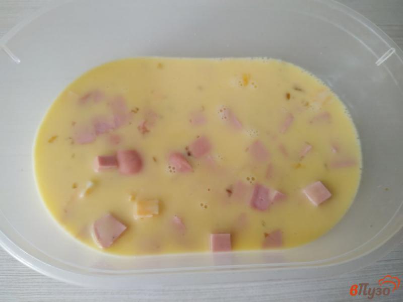 Фото приготовление рецепта: Паровой омлет с колбасой и сыром шаг №5