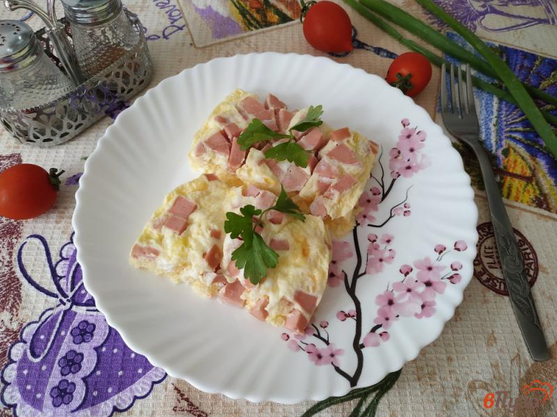 Фото приготовление рецепта: Паровой омлет с колбасой и сыром шаг №8
