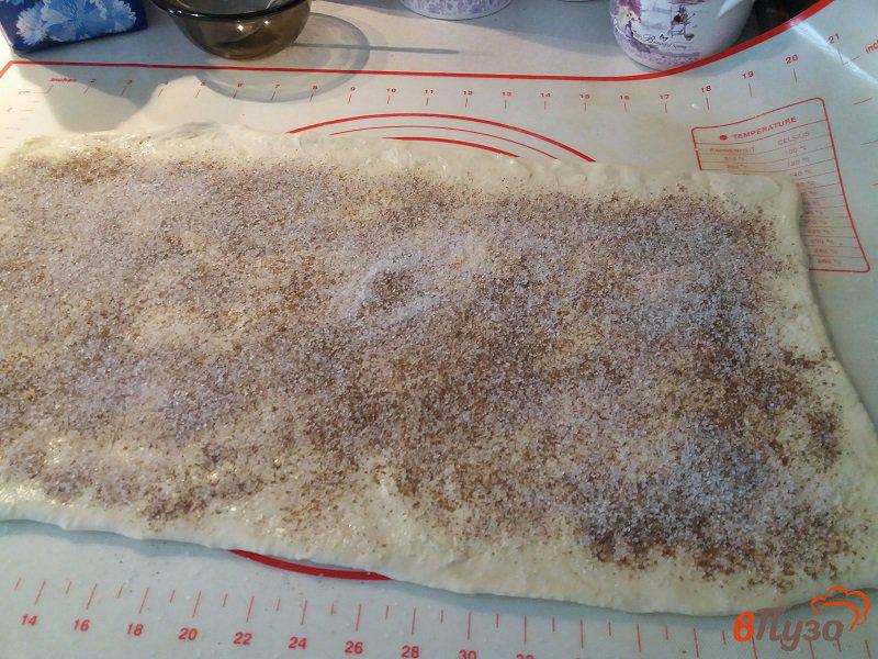 Фото приготовление рецепта: Плюшки с корицей и сахаром шаг №3