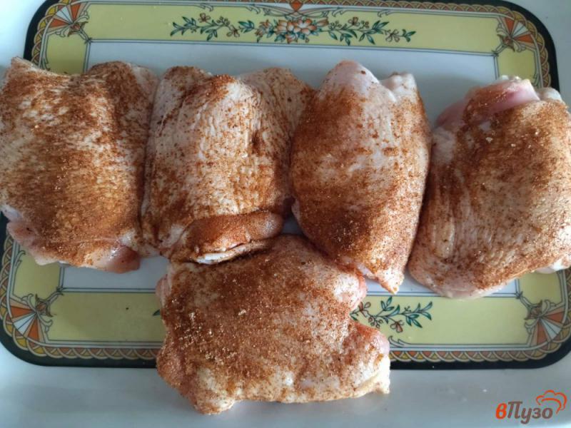 Фото приготовление рецепта: Запеченные куриные бедра с сыром и луковым соусом шаг №3