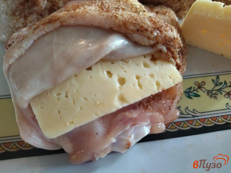 Фото приготовление рецепта: Запеченные куриные бедра с сыром и луковым соусом шаг №5