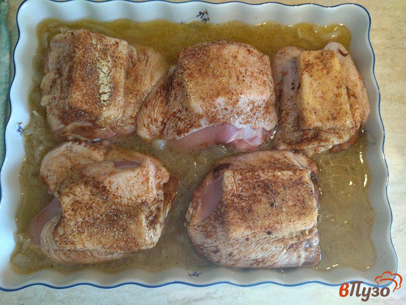Фото приготовление рецепта: Запеченные куриные бедра с сыром и луковым соусом шаг №9
