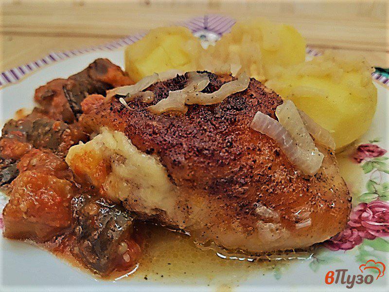 Фото приготовление рецепта: Запеченные куриные бедра с сыром и луковым соусом шаг №11