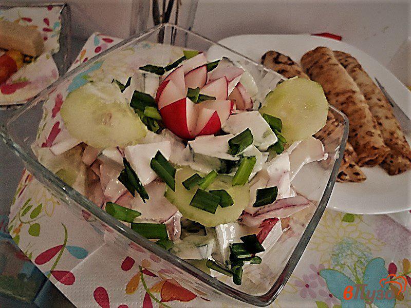 Фото приготовление рецепта: Весенний салат из редиски и свежих огурцов шаг №8
