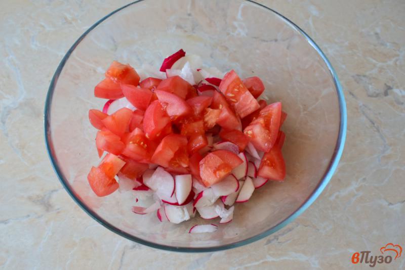 Фото приготовление рецепта: Салат из редиса с помидорами шаг №2