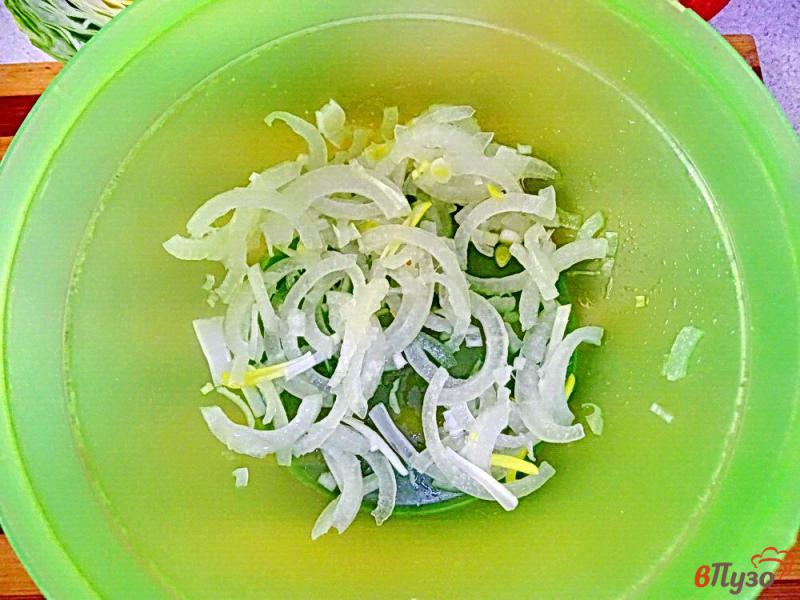 Фото приготовление рецепта: Салат из молодой капусты помидоров и огурцов шаг №3