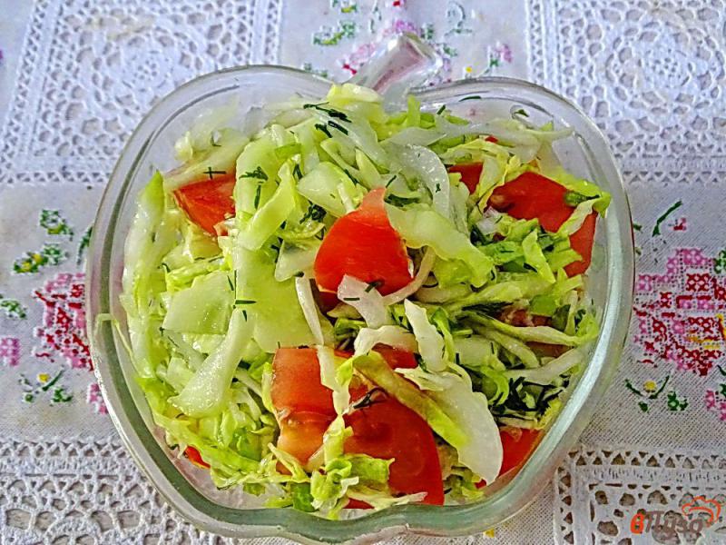 Фото приготовление рецепта: Салат из молодой капусты помидоров и огурцов шаг №8