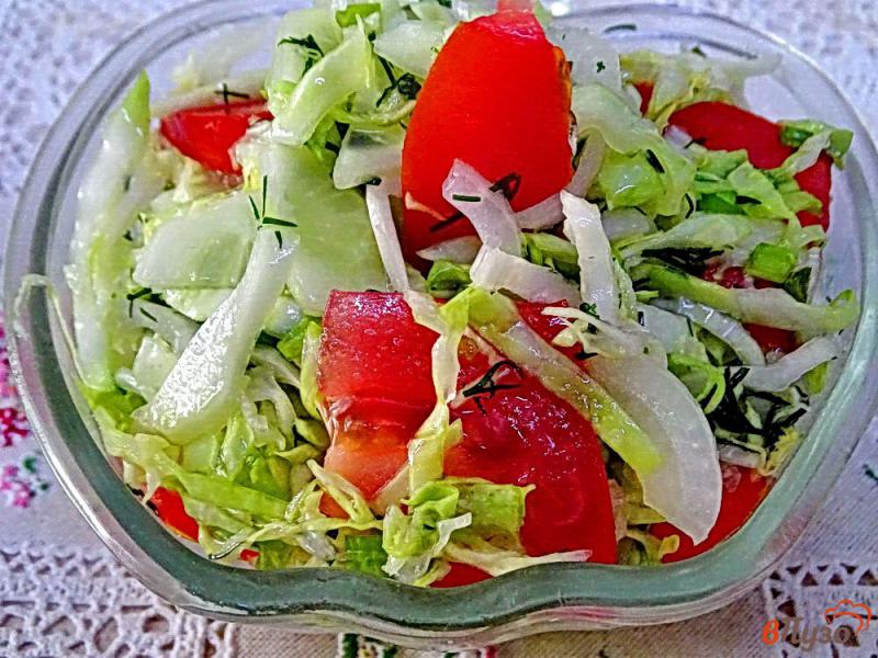 Фото приготовление рецепта: Салат из молодой капусты помидоров и огурцов шаг №7