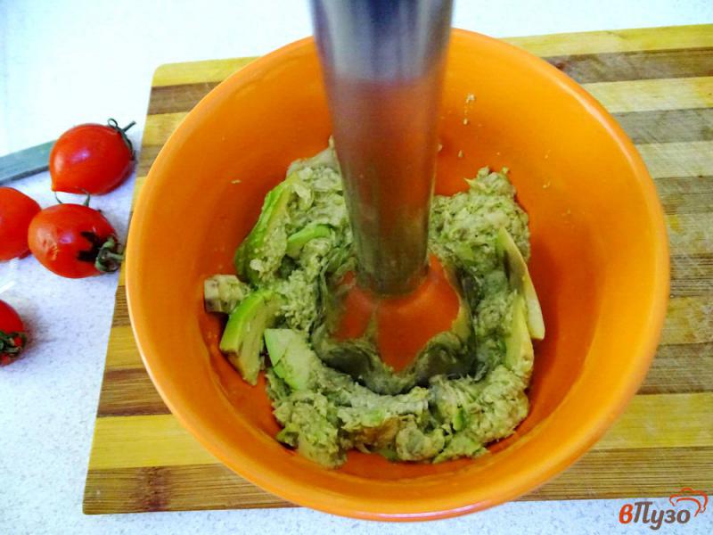 Фото приготовление рецепта: Бутерброды с авокадо и лососем шаг №2