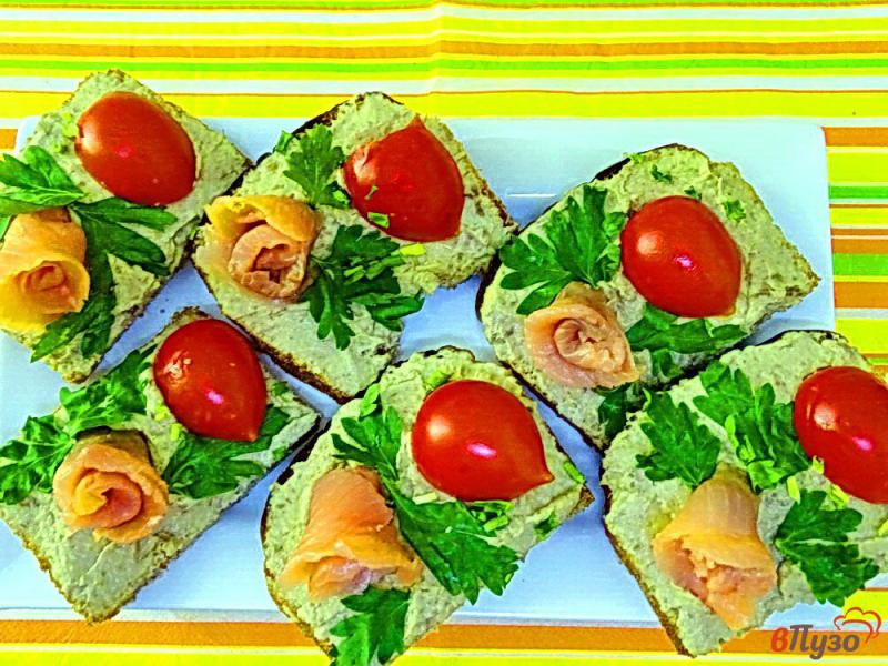 Фото приготовление рецепта: Бутерброды с авокадо и лососем шаг №9