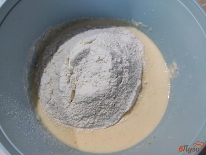 Фото приготовление рецепта: Оладьи на кефире со взбитыми белками шаг №4