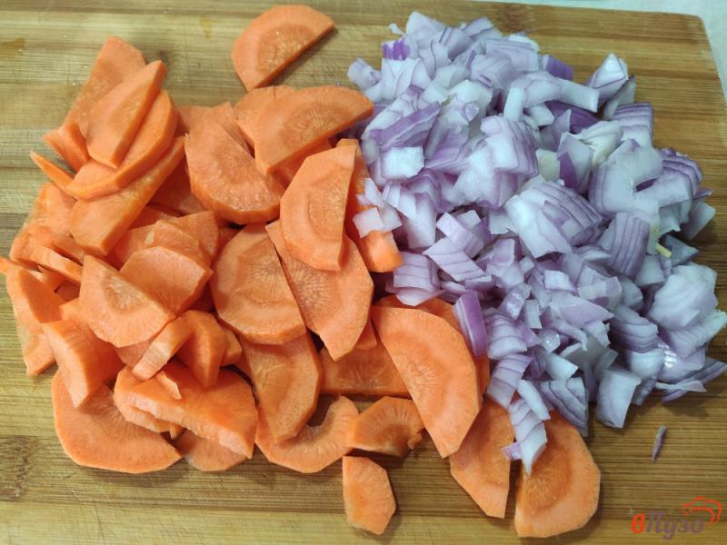 Фото приготовление рецепта: Куриные голени тушёные с картофелем в сметане шаг №2