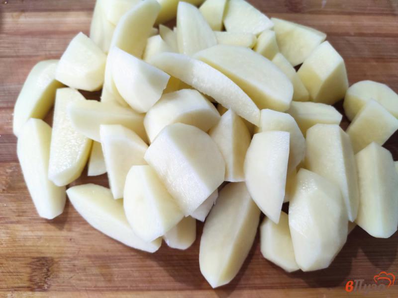 Фото приготовление рецепта: Куриные голени тушёные с картофелем в сметане шаг №4