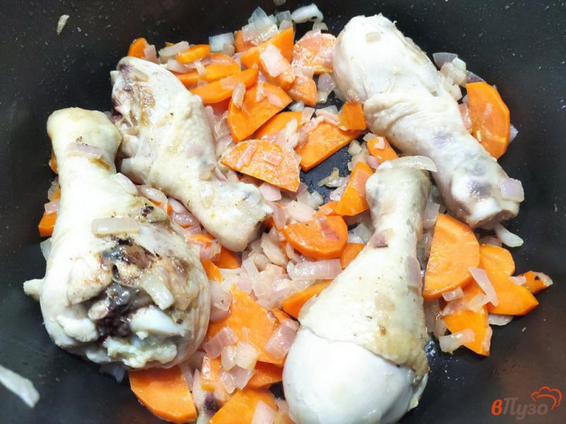 Фото приготовление рецепта: Куриные голени тушёные с картофелем в сметане шаг №3