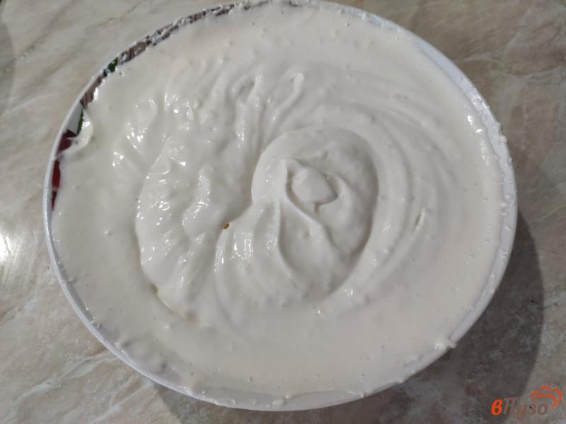 Фото приготовление рецепта: Торт на кефире со сметанным кремом шаг №7