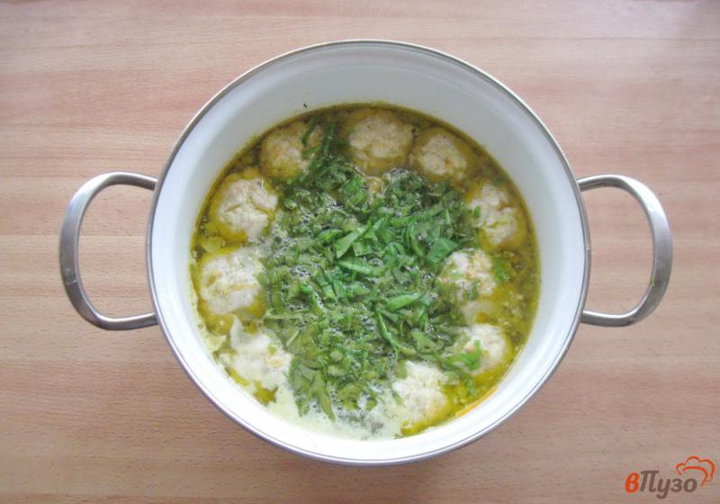 Фото приготовление рецепта: Суп с тефтелями и щавелем шаг №4