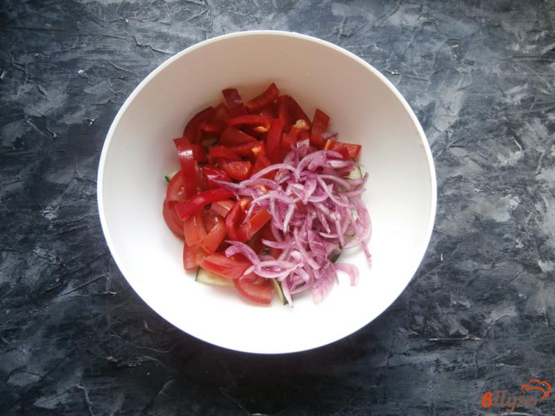 Фото приготовление рецепта: Греческий салат с плавленым сыром шаг №2