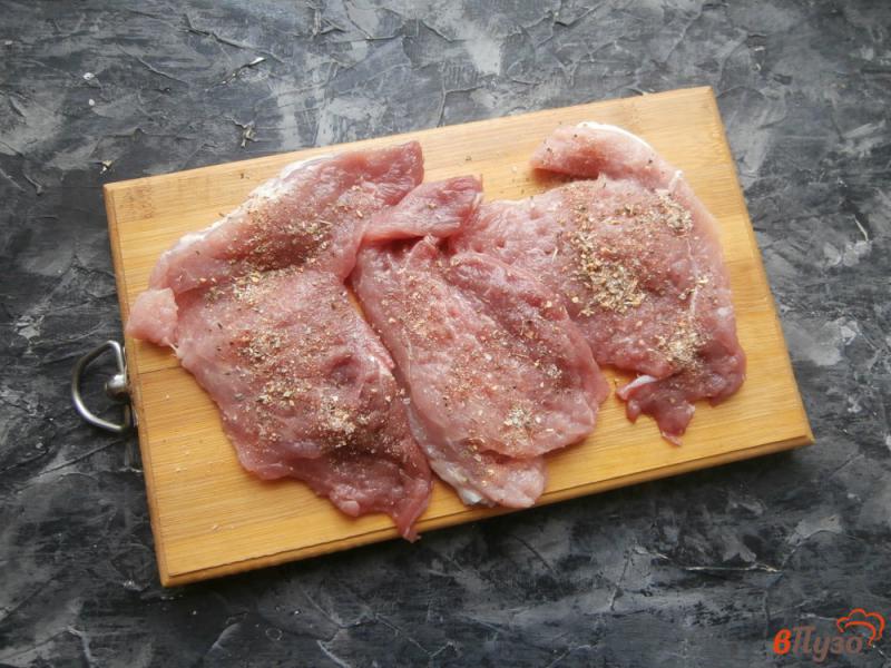 Фото приготовление рецепта: Свиные отбивные в сырном кляре шаг №1