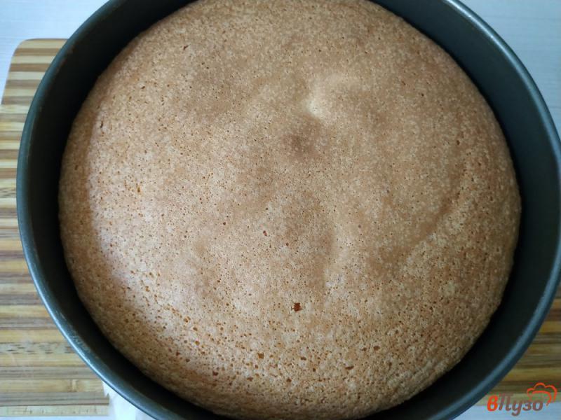 Фото приготовление рецепта: Бисквитный торт с киви шаг №6