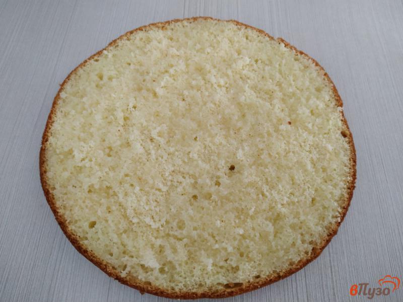 Фото приготовление рецепта: Бисквитный торт с киви шаг №17