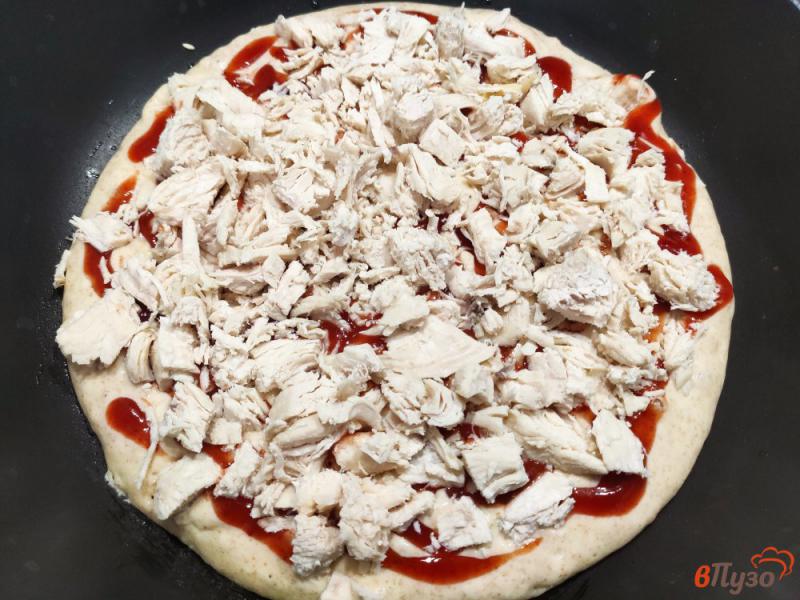 Фото приготовление рецепта: Пицца на сковороде с курицей и сыром шаг №6