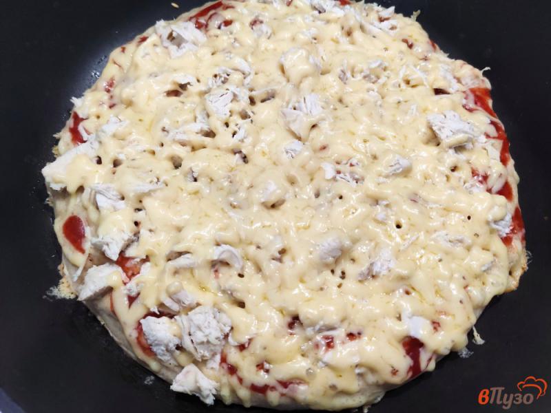 Фото приготовление рецепта: Пицца на сковороде с курицей и сыром шаг №8