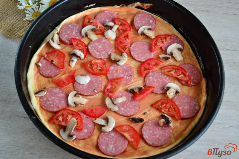 Фото приготовление рецепта: Тонкая пицца с колбасой и сыром шаг №8