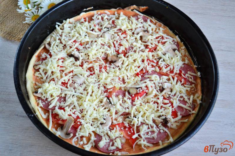 Фото приготовление рецепта: Тонкая пицца с колбасой и сыром шаг №9