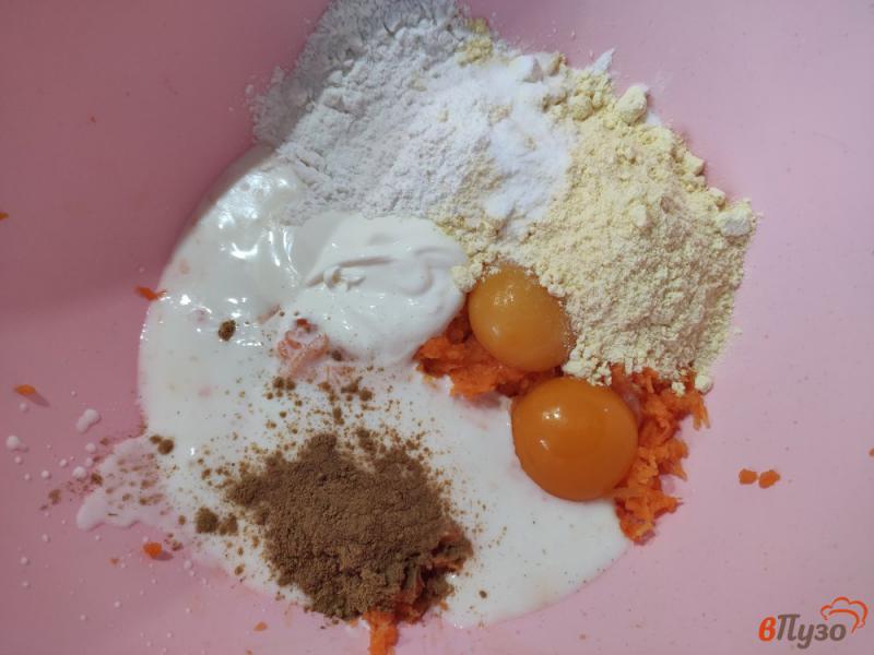 Фото приготовление рецепта: Морковный торт с творожным кремом и орехами шаг №2