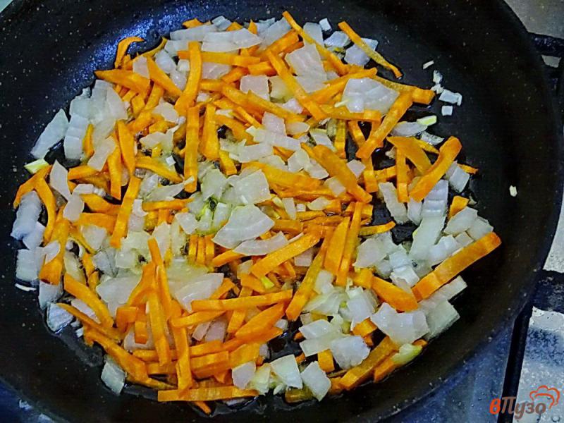 Фото приготовление рецепта: Суп с плавленым сыром и цветной капустой шаг №2
