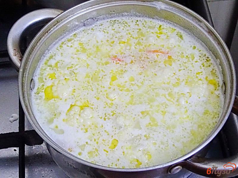 Фото приготовление рецепта: Суп с плавленым сыром и цветной капустой шаг №5