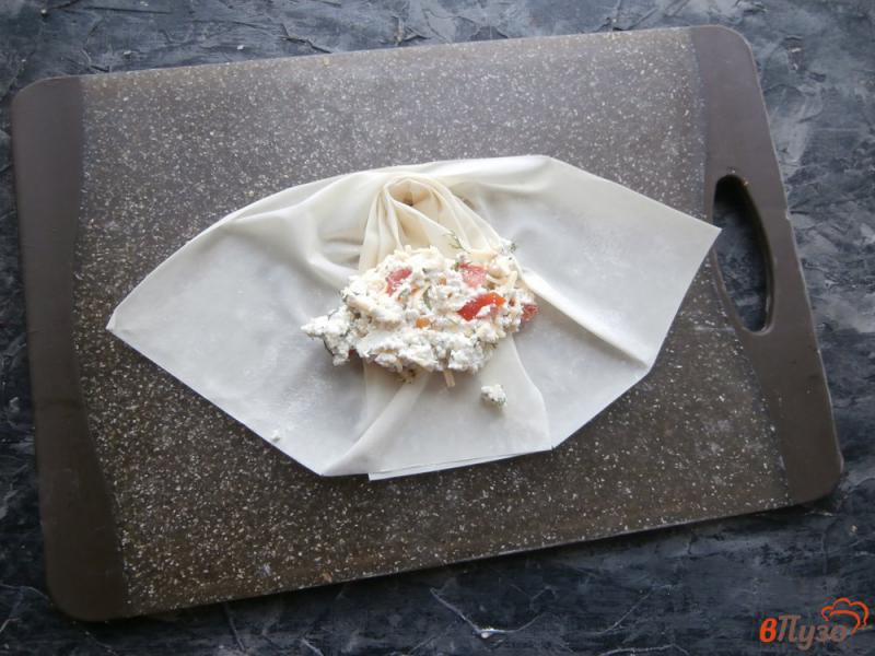 Фото приготовление рецепта: Пирожки из теста фило с творогом сыром и помидорами шаг №8
