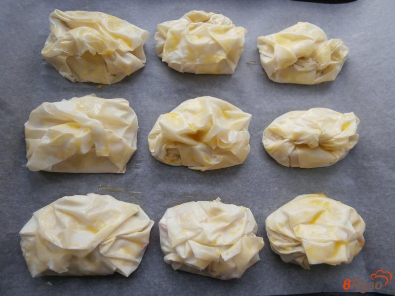 Фото приготовление рецепта: Пирожки из теста фило с творогом сыром и помидорами шаг №11