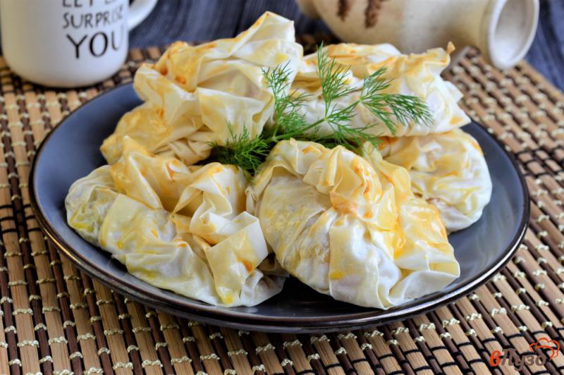Фото приготовление рецепта: Пирожки из теста фило с творогом сыром и помидорами шаг №13