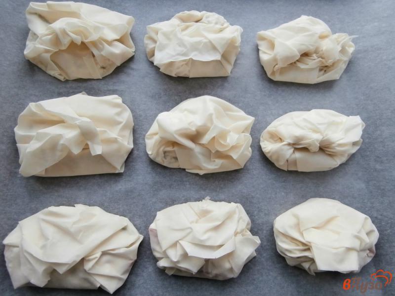 Фото приготовление рецепта: Пирожки из теста фило с творогом сыром и помидорами шаг №10