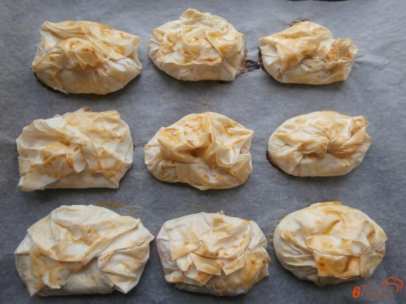 Фото приготовление рецепта: Пирожки из теста фило с творогом сыром и помидорами шаг №12