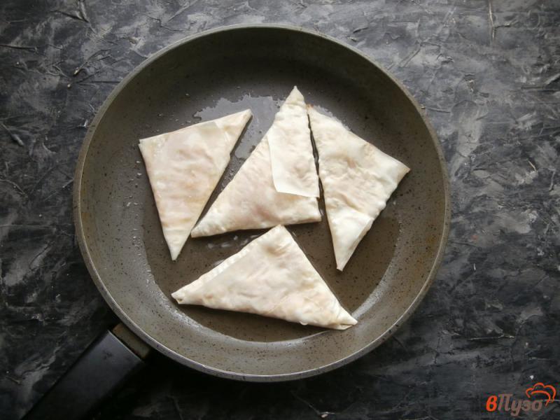 Фото приготовление рецепта: Жареные треугольники с фаршем из теста фило шаг №5