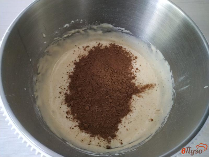 Фото приготовление рецепта: Шоколадный бисквитный торт со сливками и клубникой шаг №4
