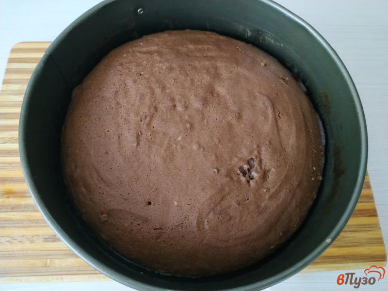 Фото приготовление рецепта: Шоколадный бисквитный торт со сливками и клубникой шаг №7