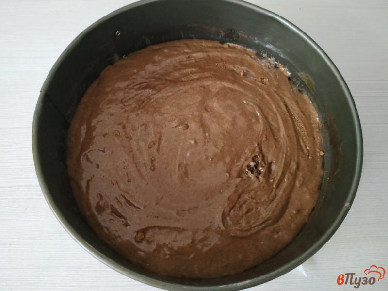 Фото приготовление рецепта: Шоколадный бисквитный торт со сливками и клубникой шаг №6