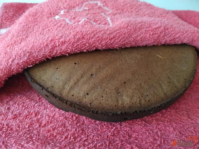 Фото приготовление рецепта: Шоколадный бисквитный торт со сливками и клубникой шаг №8
