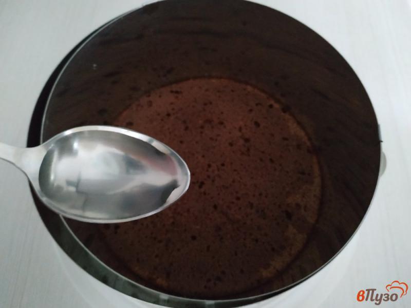 Фото приготовление рецепта: Шоколадный бисквитный торт со сливками и клубникой шаг №16