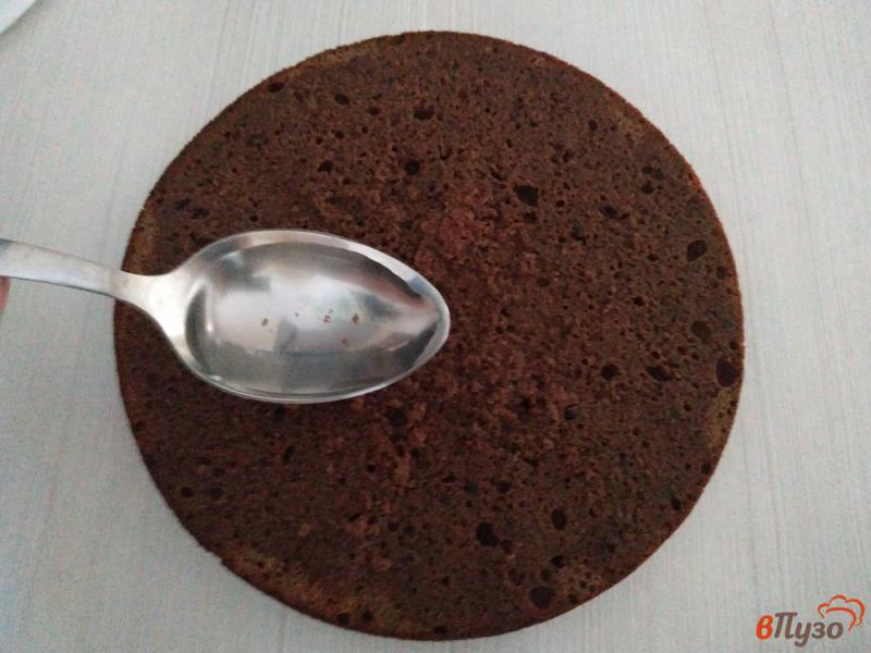 Фото приготовление рецепта: Шоколадный бисквитный торт со сливками и клубникой шаг №17