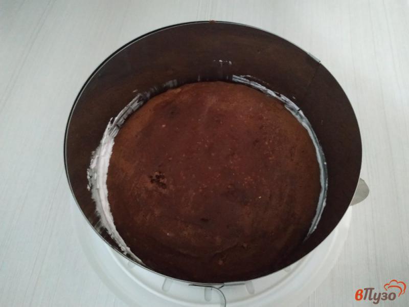 Фото приготовление рецепта: Шоколадный бисквитный торт со сливками и клубникой шаг №18